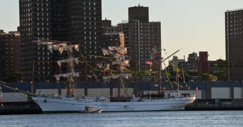 Brooklyn Bridge hit by Mexican navy training ship, 2 dead, 19 injured, officials say