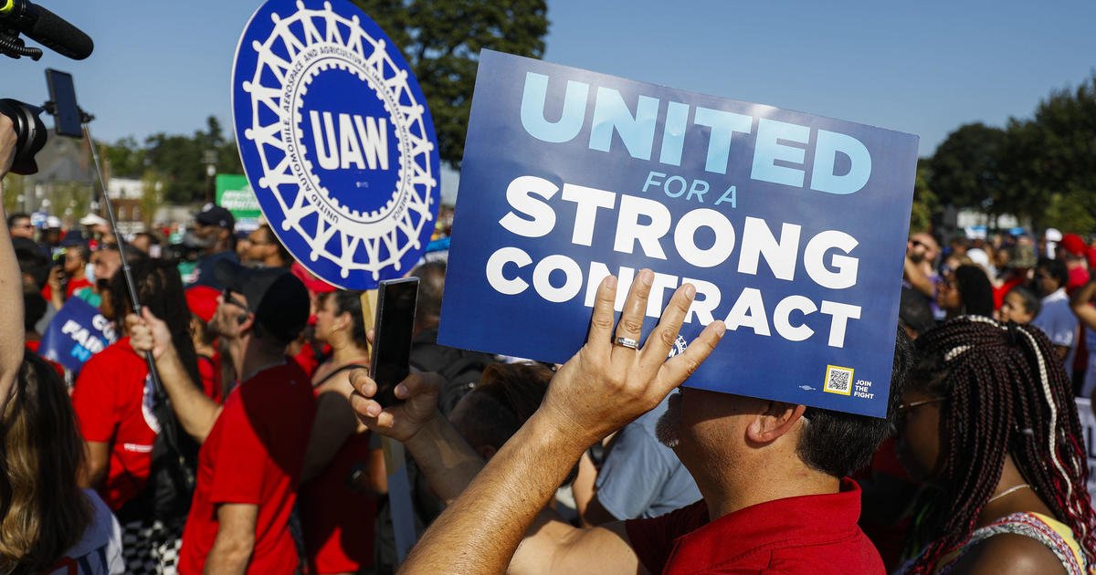 How much does an average UAW autoworker make—and how much do Big Three CEOs get paid?