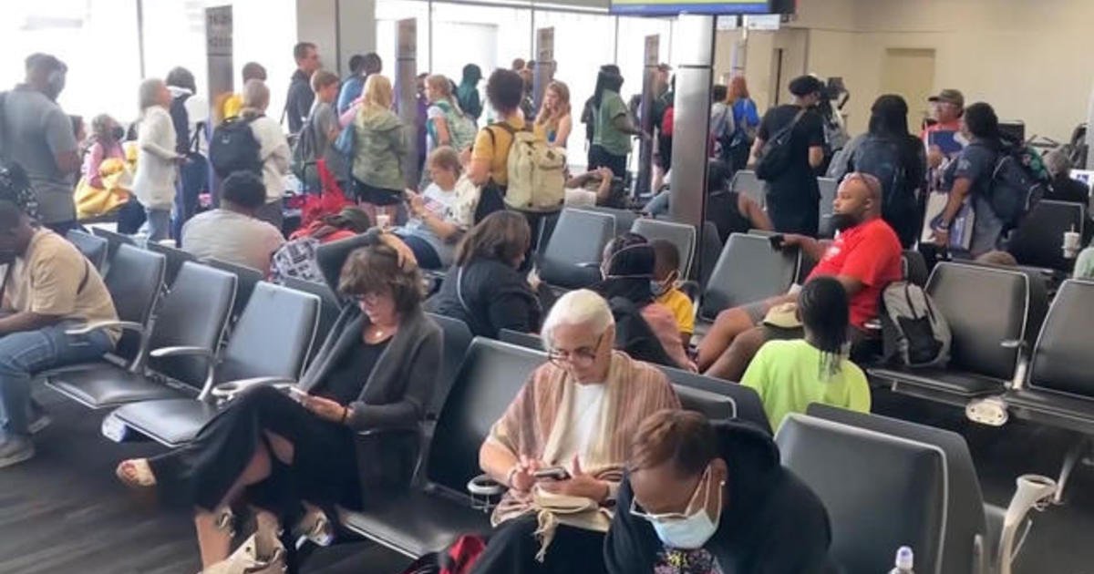 Flight delays, cancellations plague July 4 weekend travelers