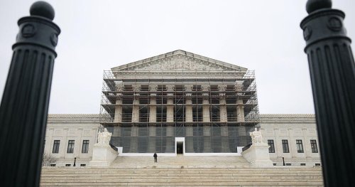 Supreme Court temporarily blocks new deportations under Alien Enemies Act
