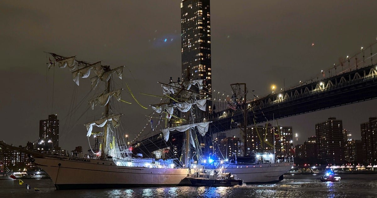 Brooklyn Bridge struck by Mexican navy training ship, 2 dead, NYC mayor says