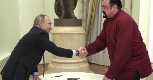 Putin gives Russian state award to actor Steven Seagal for "humanitarian work"