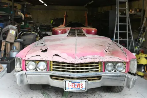 Incroyable découverte dans un garage du Loiret : une Cadillac unique ayant appartenu à Elvis Presley - La Montagne