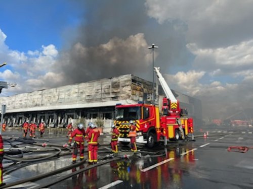 Incendie spectaculaire au marché de Rungis : dégâts matériels et 200 personnes au chômage