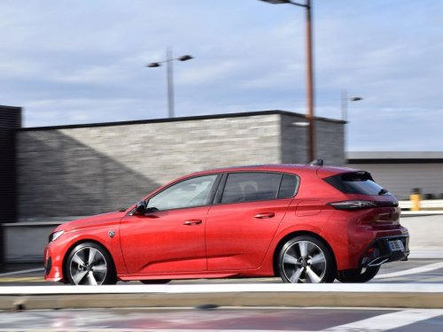 Peugeot constitue un stock de voitures prêtes à livrer pour pallier les pénuries