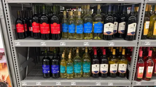 Droits de douane américains, inflation, baisse de la consommation… Qui en veut au vin français ?
