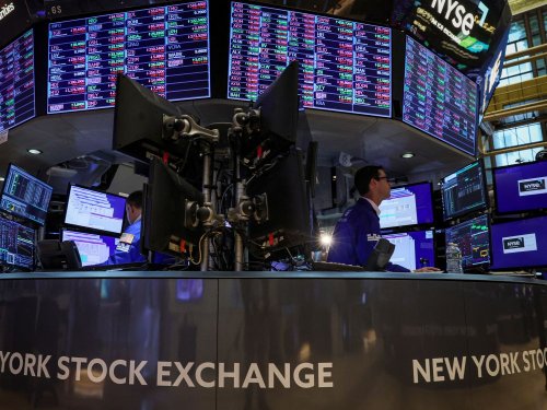 Le S&P 500 termine en baisse à Wall Street, Tesla chute, tandis que l'énergie se reprend