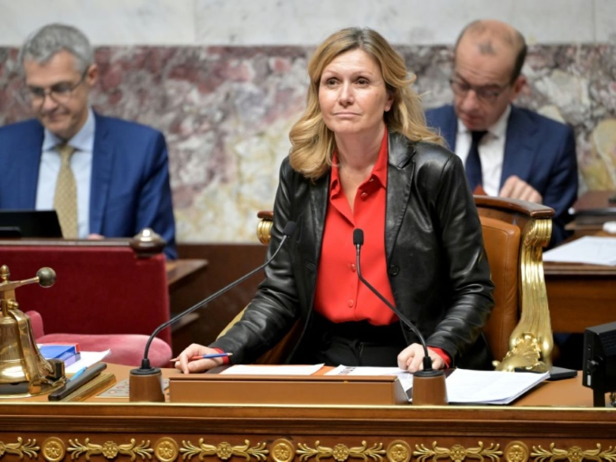 Plus de 30 permanences parlementaires dégradées par des agriculteurs, Braun-Pivet condamne