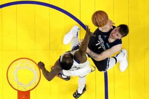 Play-offs NBA : les Warriors renversent les Mavs et doublent la mise