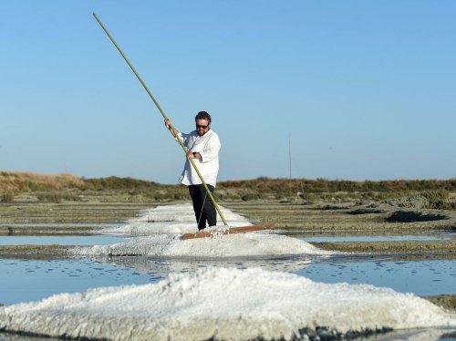 La production de sel explose avec la canicule dans l’ouest de la France