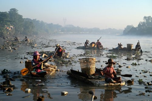 Plastique, canettes et... cadavres : avec les nettoyeurs des rivières de Rangoun
