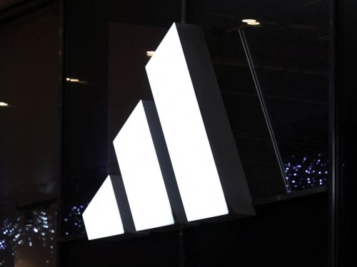 Adidas grimpe, porté par les ventes de ses modèles rétro au T1