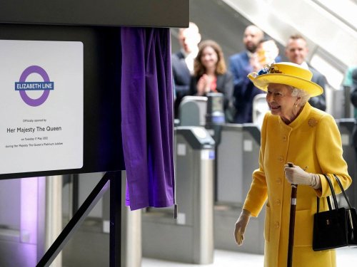 La reine Elizabeth assiste à l'inauguration d'une ligne de métro à Londres