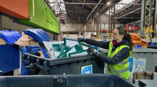 « Mes études coûtent trois fois plus cher que leur salaire annuel » : plongée dans un stage ouvrier à HEC