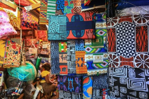 Cameroun : le ndop, une étoffe tiraillée entre tradition et modernité