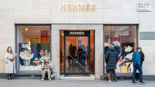 Hermès face à LVMH : comment un groupe monomarque de 15 milliards a détrôné en Bourse un conglomérat de 85 milliards