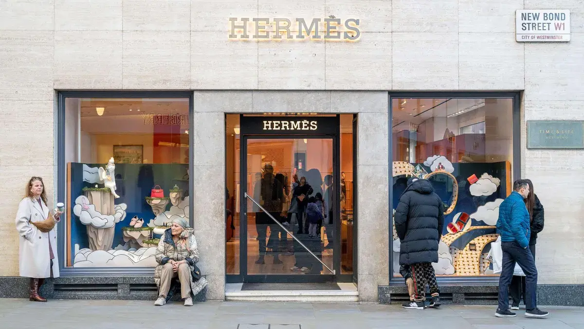 Hermès face à LVMH : comment un groupe monomarque de 15 milliards a détrôné en Bourse un conglomérat de 85 milliards