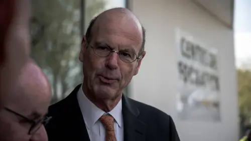 "Il faut endiguer ce phénomène" : Eric Lombard veut contrer Temu et Shein