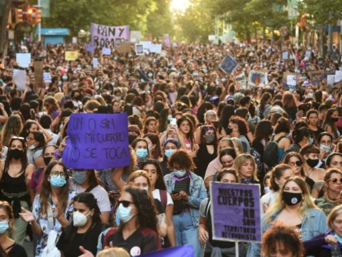 Des milliers de femmes manifestent contre la "culture du viol" en Uruguay