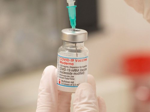 Coronavirus: Moderna pourrait avoir en mars un vaccin contre le variant Omicron