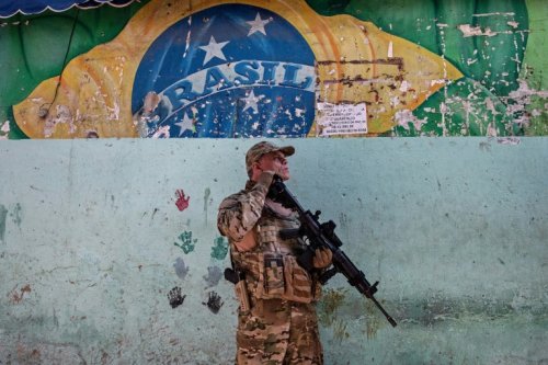 Brésil: vaste opération policière pour "reconquérir" une favela de Rio