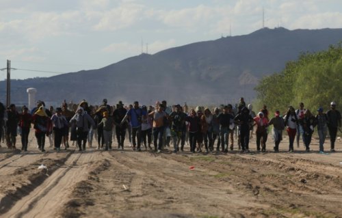 Plus d'un millier de migrants arrivent juchés sur un train à la frontière mexico-américaine