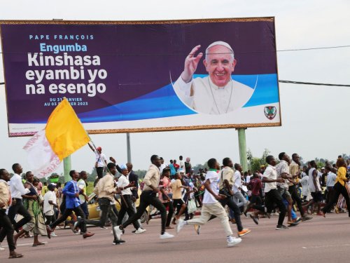 Le pape François accueilli par une foule de fidèles à Kinshasa
