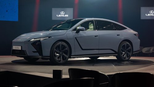 Lassée de faire le taxi, la Lexus ES rêve de surpasser la BMW Série 5