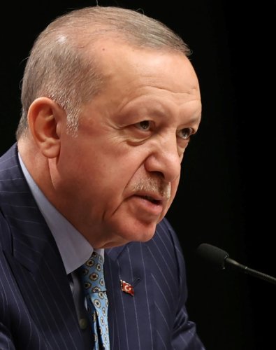Turquie: Erdogan limoge des responsables et s'en prend aux médias