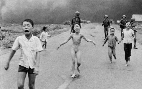 L’auteur de la célèbre photo « La petite fille au napalm », prise pendant la guerre du Vietnam, au cœur d’une polémique