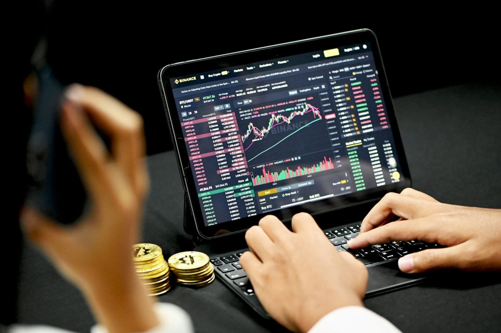 Charles Leisure: A Financial Industry Executive with Global Expertise - cover