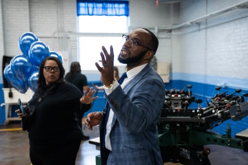 Former NFL player opens Englewood small business incubator to encourage South, West Side youths