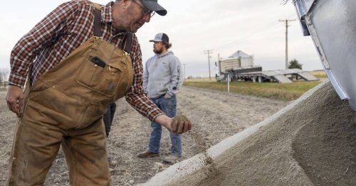 Concrete dust spread on Illinois farm field to remove CO2