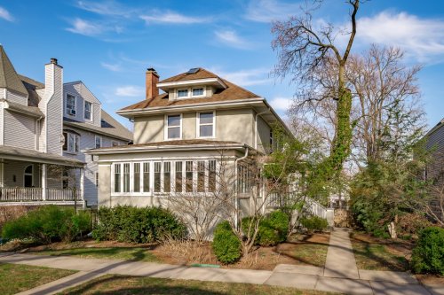 Oak Park 6-bedroom home with Prairie-style glass, oak hardwood floors: $1.1M