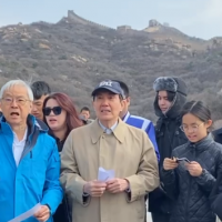 Former KMT chairman visits Great Wall with youth to sing patriotic songs