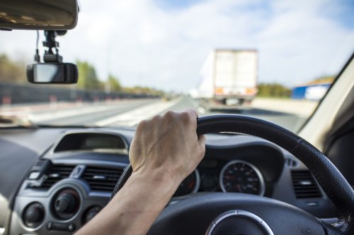 Hinter Lkw im Stau stehen: Dieser Lenkrad-Trick soll Leben retten
