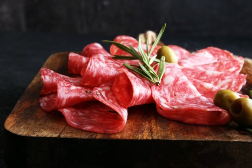 Eine bundesweit verkaufte Geflügel-Salami trägt einem Gericht zufolge einen irreführenden Namen. Der Grund: Die Produkte enthalten neben Geflügelfleisch auch Schweinespeck.