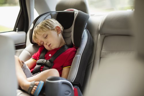 Hitze, Stress, Ablenkung durchs Handy - und dann das Kind im Auto vergessen. In Italien kann das nicht passieren, dort gilt eine strenge Regel, wenn Kinder mit im Auto sitzen. Nun könnte so eine Vorschrift auch nach Deutschland kommen.