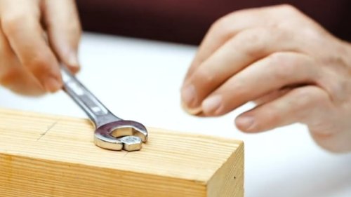 Handwerker-Trick: So bastelst Du blitzschnell einen passenden Schraubenschlüssel