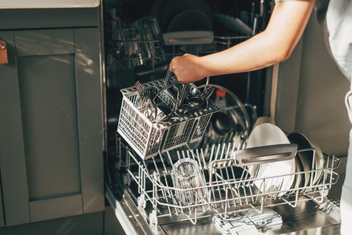 Schmutziges Geschirr trotz Spülgang? Diese Tipps wirken sofort