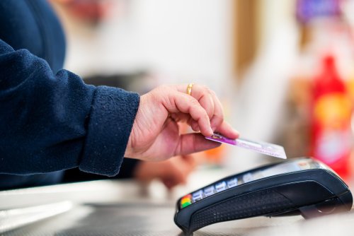 Handy oder EC-Karte: Ist das das kontaktlose Bezahlen gefährlich?