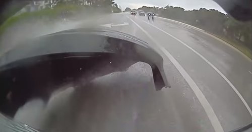 Weil es zu stark regnete: Tesla fällt bei voller Fahrt einfach auseinander