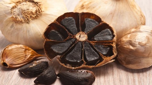 Gesünder als sein Aussehen vermuten lässt: Darum gehört Schwarzer Knoblauch auf Ihren Teller
