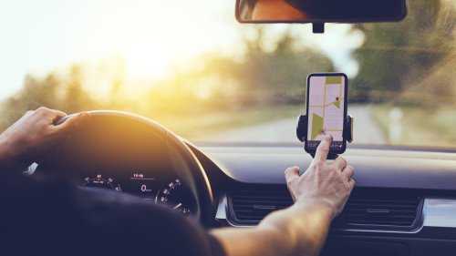 Bußgeld umgehen: Darum sollten Sie eine Handyhalterung im Auto haben