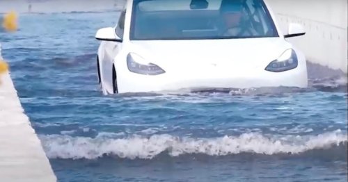 Flut-Welle erfasst Autos: Ein Tesla reagiert ganz anders als der Rest