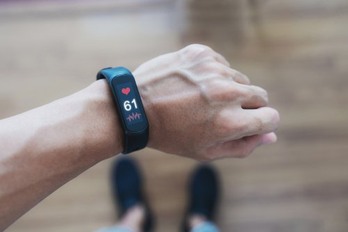 Fitness-Tracker versagen oft: Mit der Zwei-Finger-Regel sichern Sie genaue Herzfrequenz