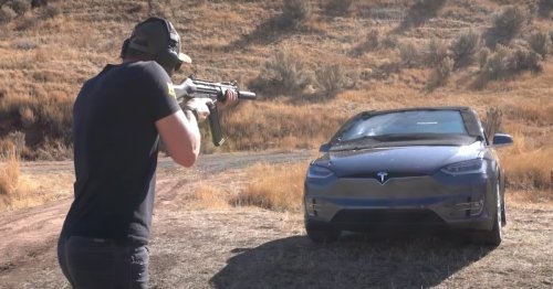 Tesla verspricht kugelsichere Scheibe: Waffen-Narr überprüft das mit Sturmgewehr