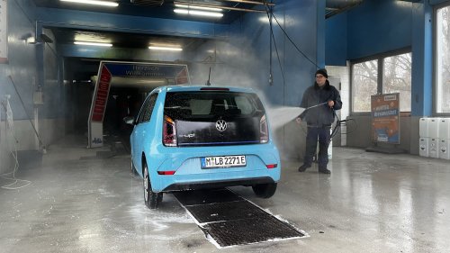 Kaminkehrer laufen verdreckt durch die Waschstraße: Wie endet das Experiment?
