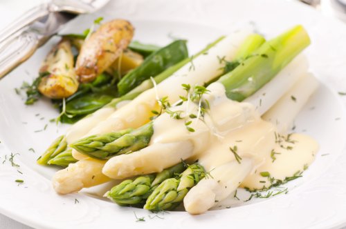 Schnell & lecker: Hensslers Rezept für Spargel mit Sauce Hollandaise zum Nachmachen