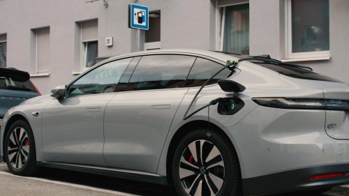 Stadt verbietet E-Auto-Laden vor Haustür: Besitzer wird erfinderisch
